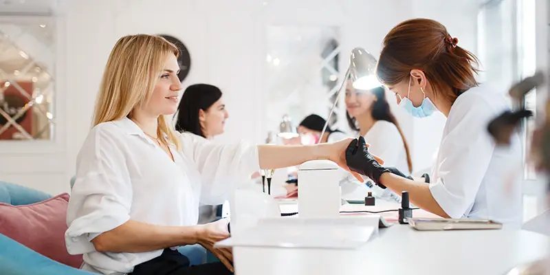 Cómo trabajar en un salón de uñas